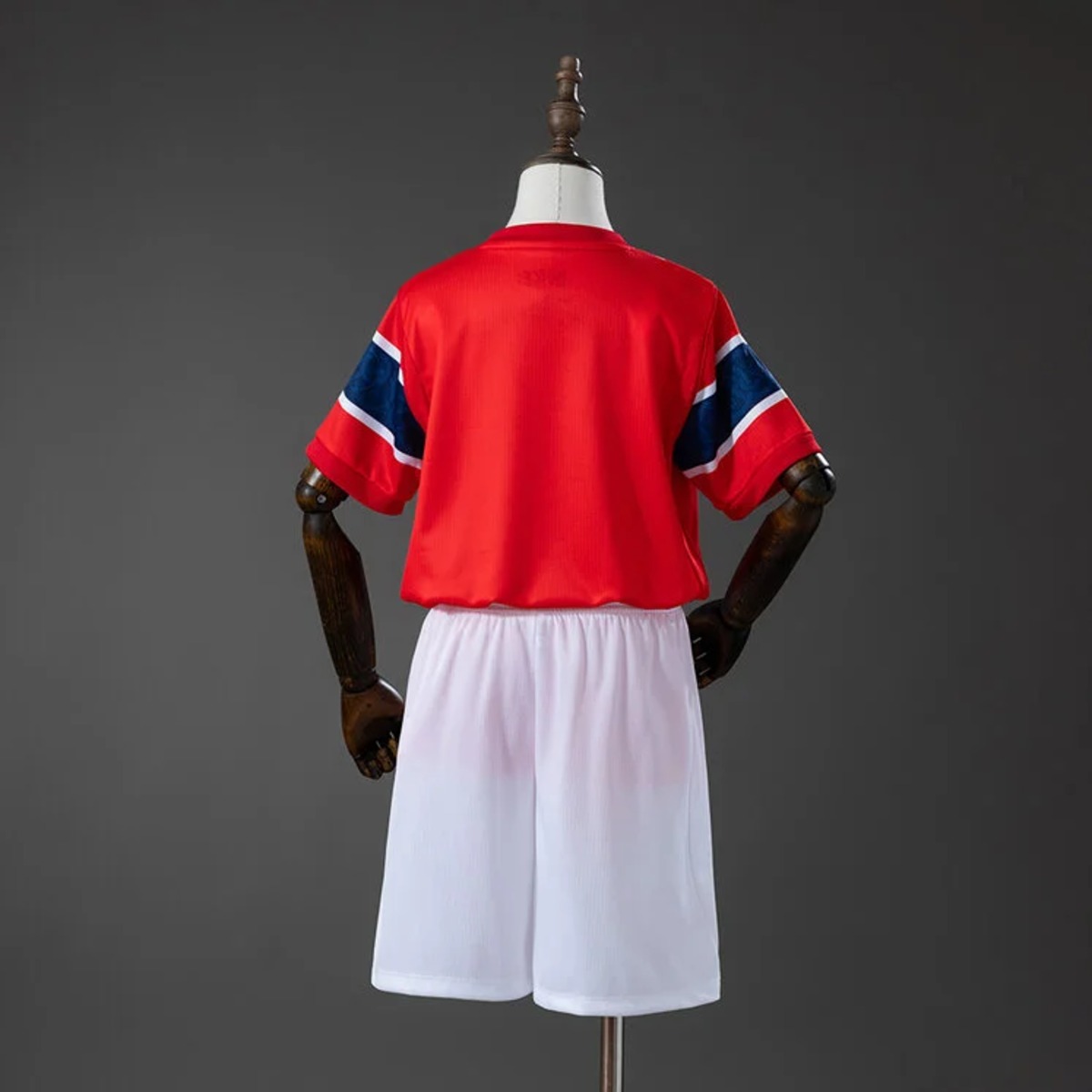 Zadnja strana: Norway 2026 World Cup Home Kid Kits 16-28